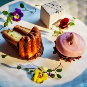 Assiette de desserts décorée de fleurs comestibles