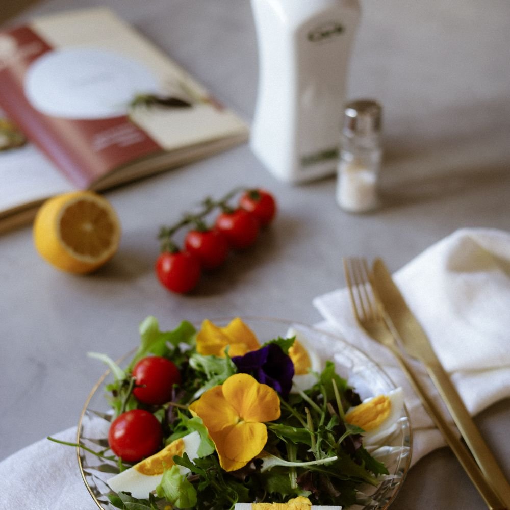 Salade de printemps décorée de pensées comestibles