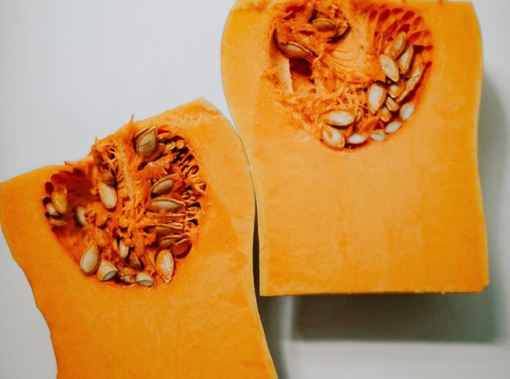 Moitiés de courge à chair orange avec leurs graines
