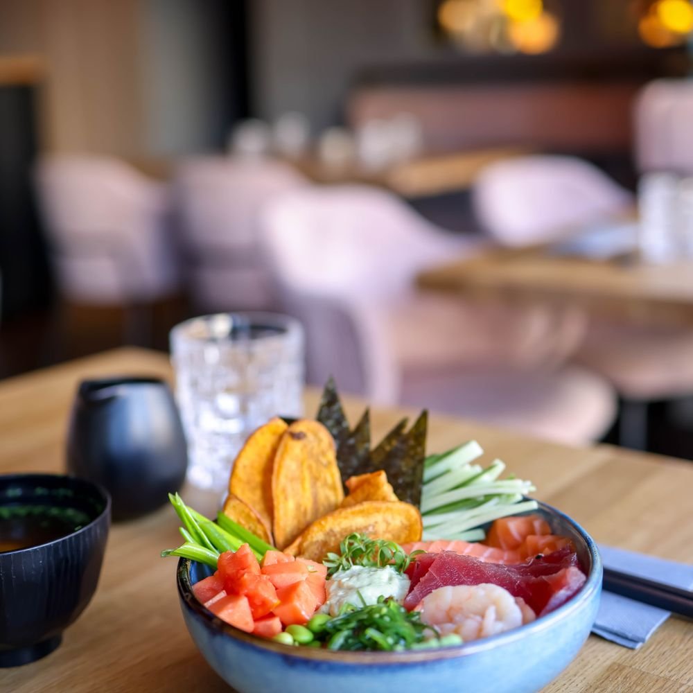 Poke bowl au saumon et au thon servi dans un bol