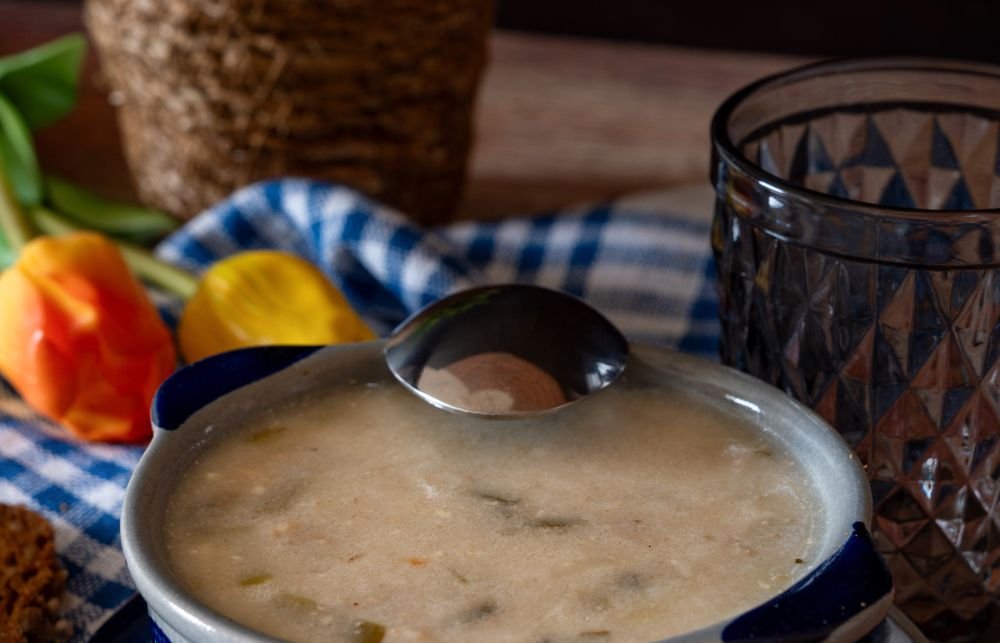Velouté de légumes servi dans une soupière