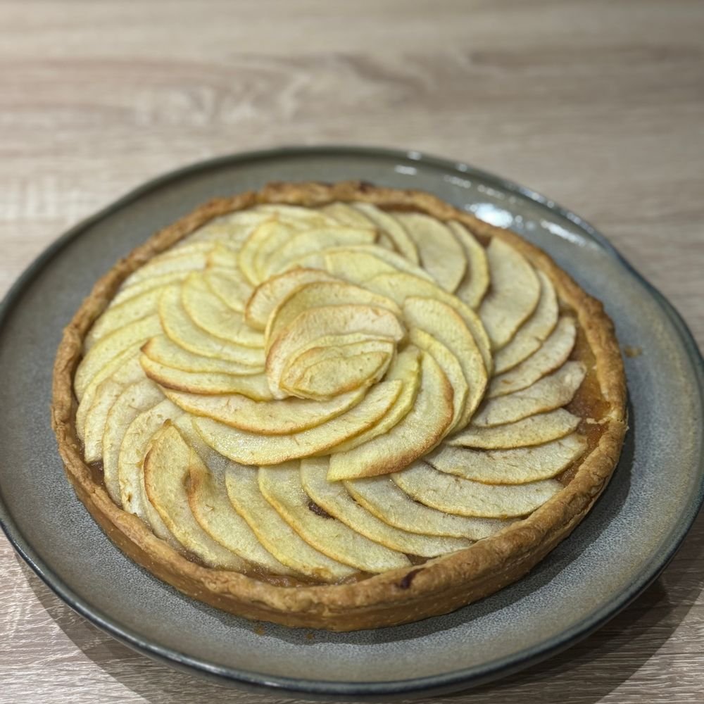Tarte aux pommes maison aux fines lamelles disposées en rosace