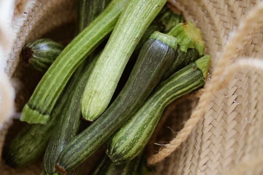 Courgettes fraîches dans un panier