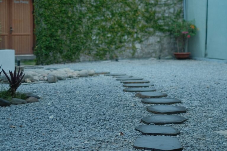 Allée de graviers avec pas japonais