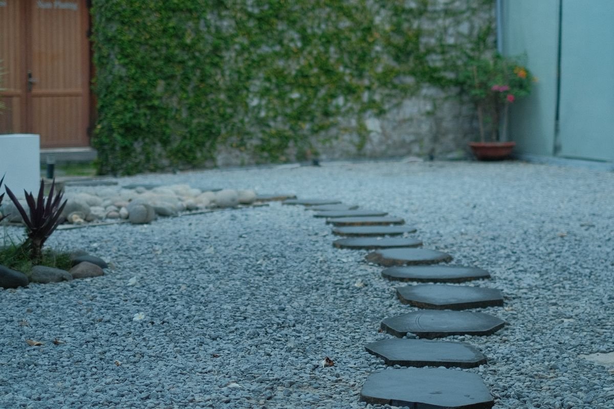 Allée de graviers avec pas japonais