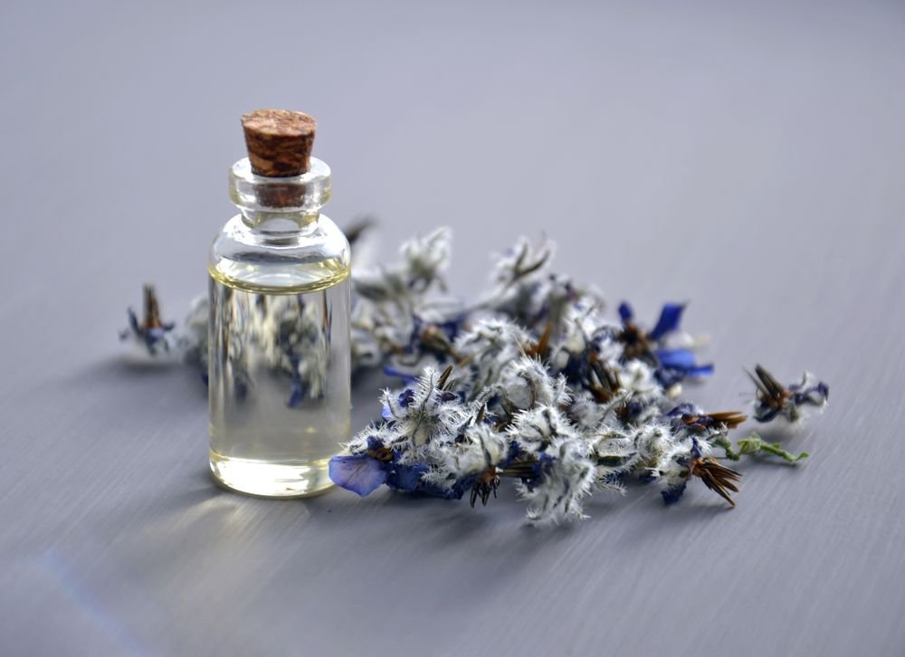 Flacon d’huile essentielle de lavande et fleurs séchées