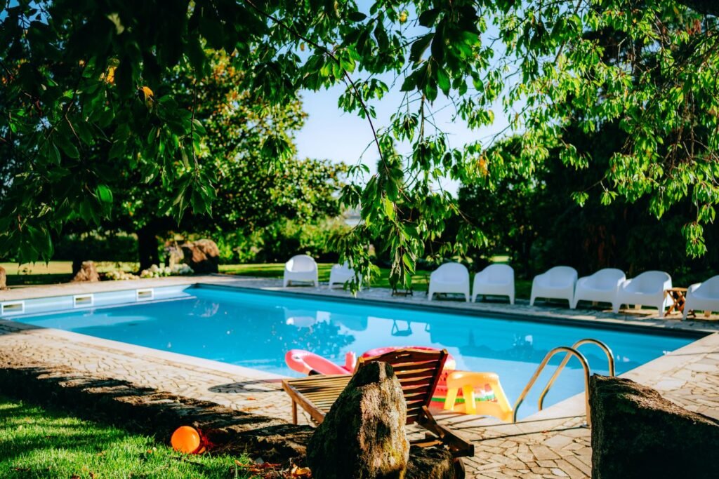 Piscine extérieure entourée de verdure