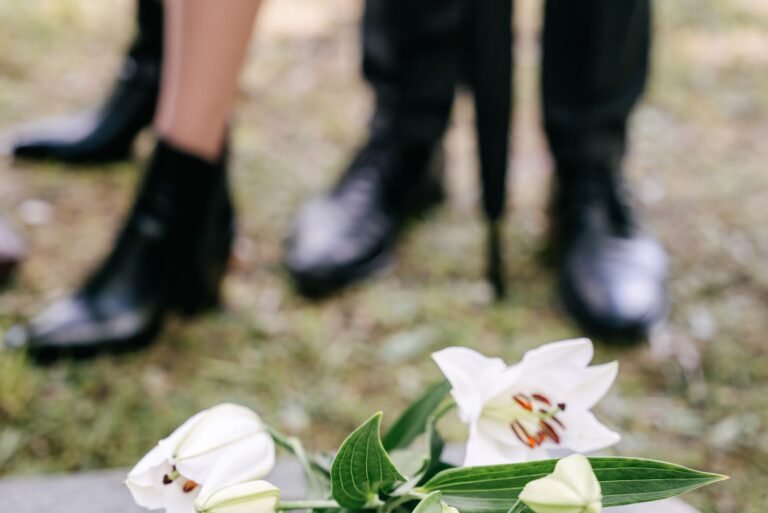 Lys blancs déposés sur une tombe