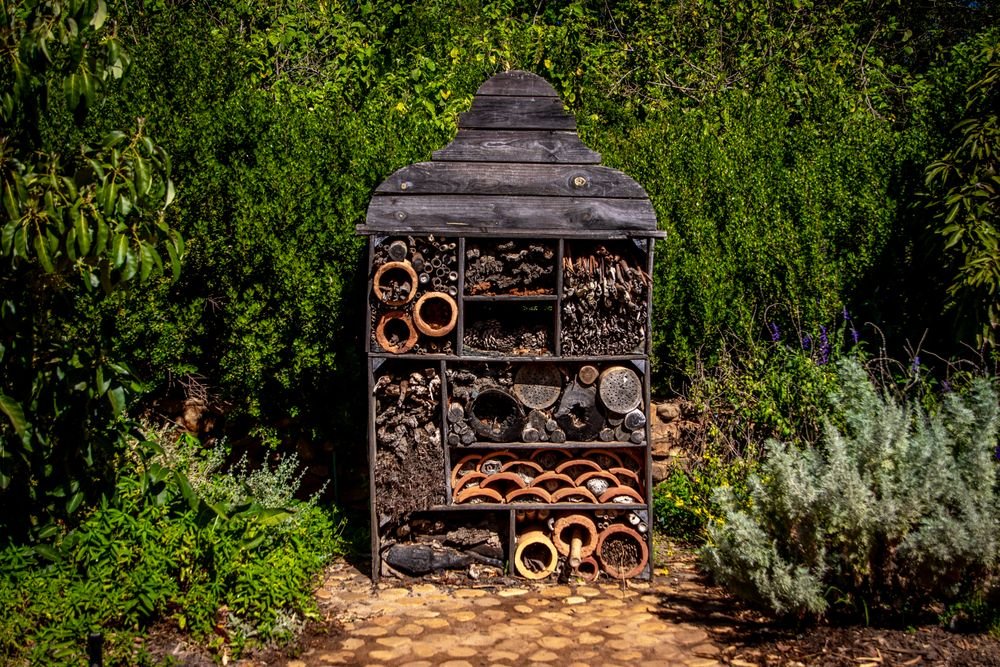 Hôtel à insectes installé dans un jardin
