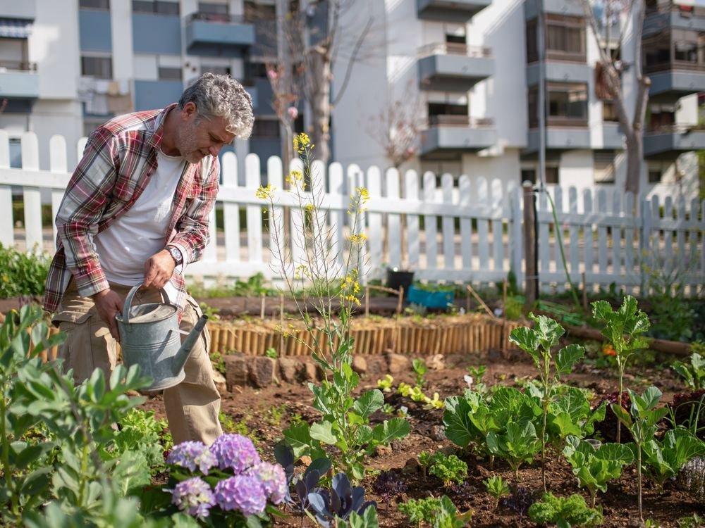 Jardinière au travail dans un petit potager