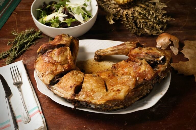 Agneau rôti servi avec une salade