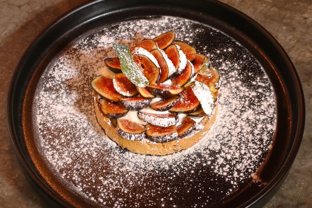 Tarte aux figues fraîches saupoudrée de sucre glace