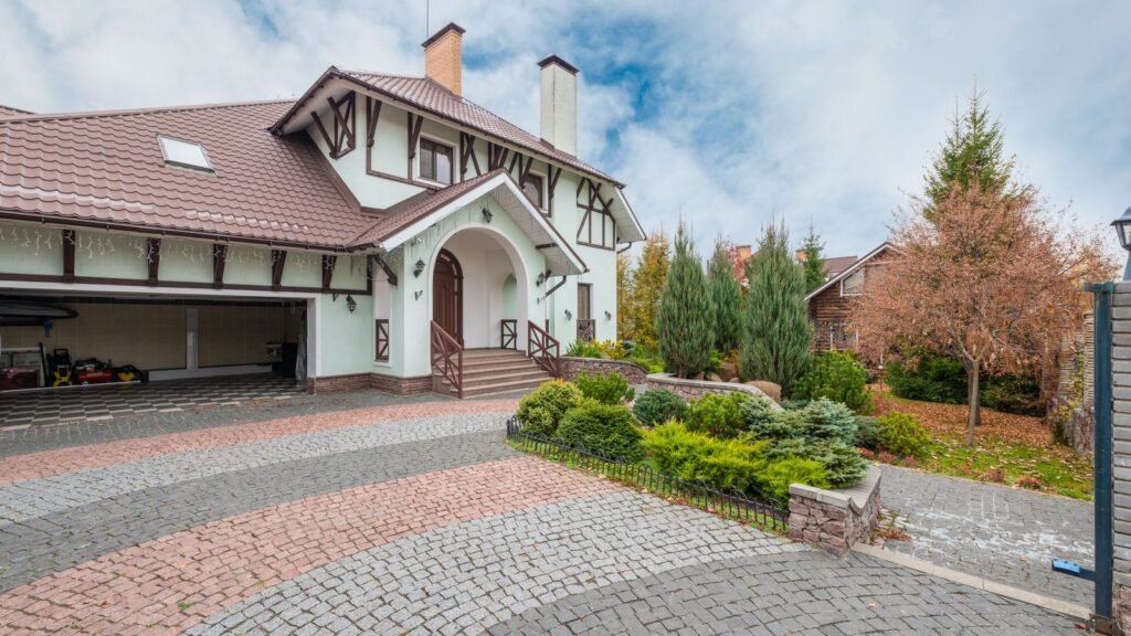 Maison avec jardin de devant et allée pavée