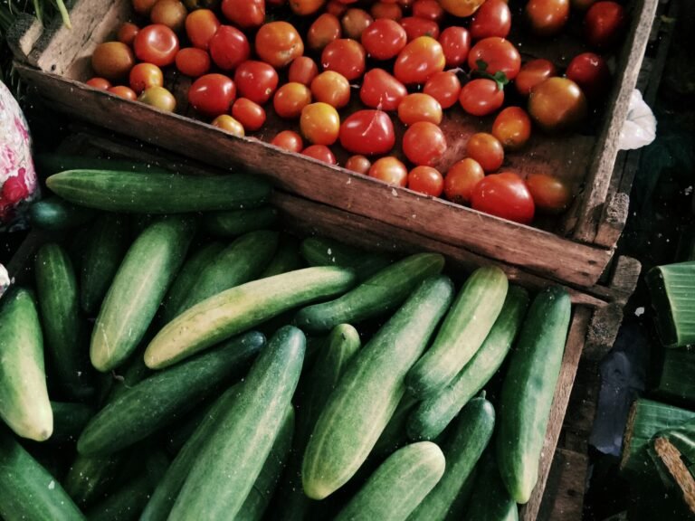 Cagettes de légumes frais sur un étal
