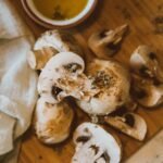 Champignons émincés sur une planche à découper