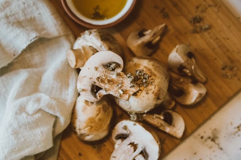 Champignons émincés sur une planche à découper