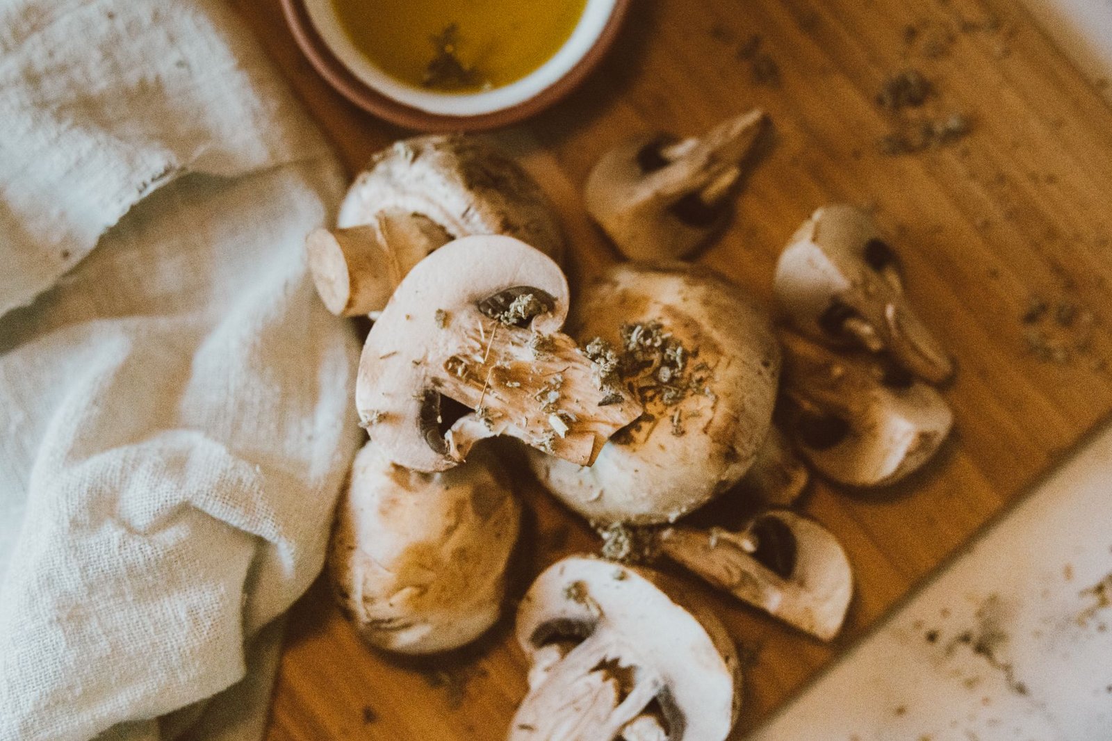 Champignons émincés sur une planche à découper