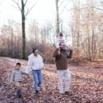 Promenade en famille dans une forêt d automne