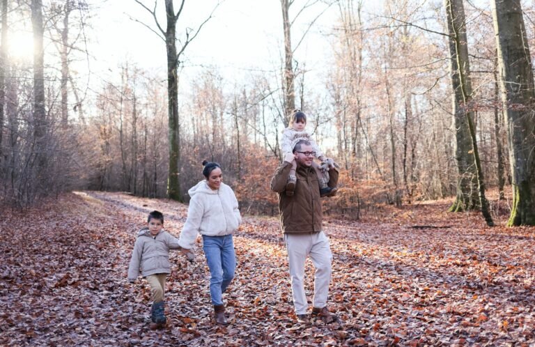 Promenade en famille dans une forêt d automne