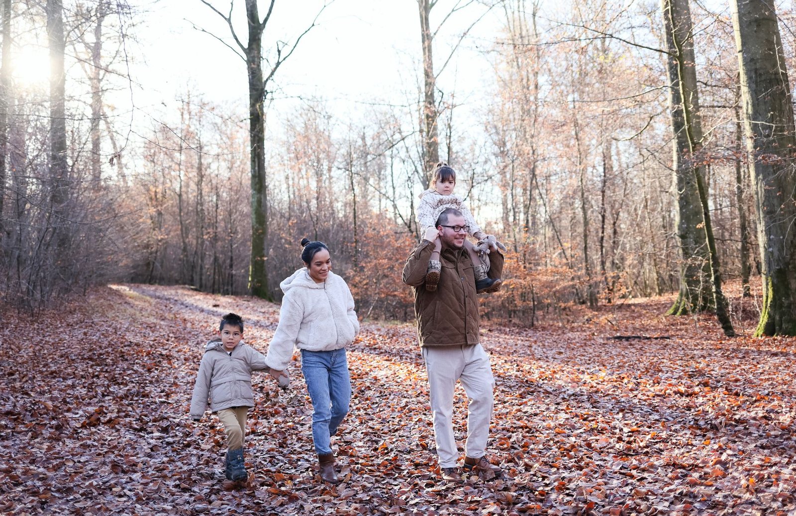 Promenade en famille dans une forêt d automne