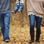 Enfant marchant en forêt à l automne