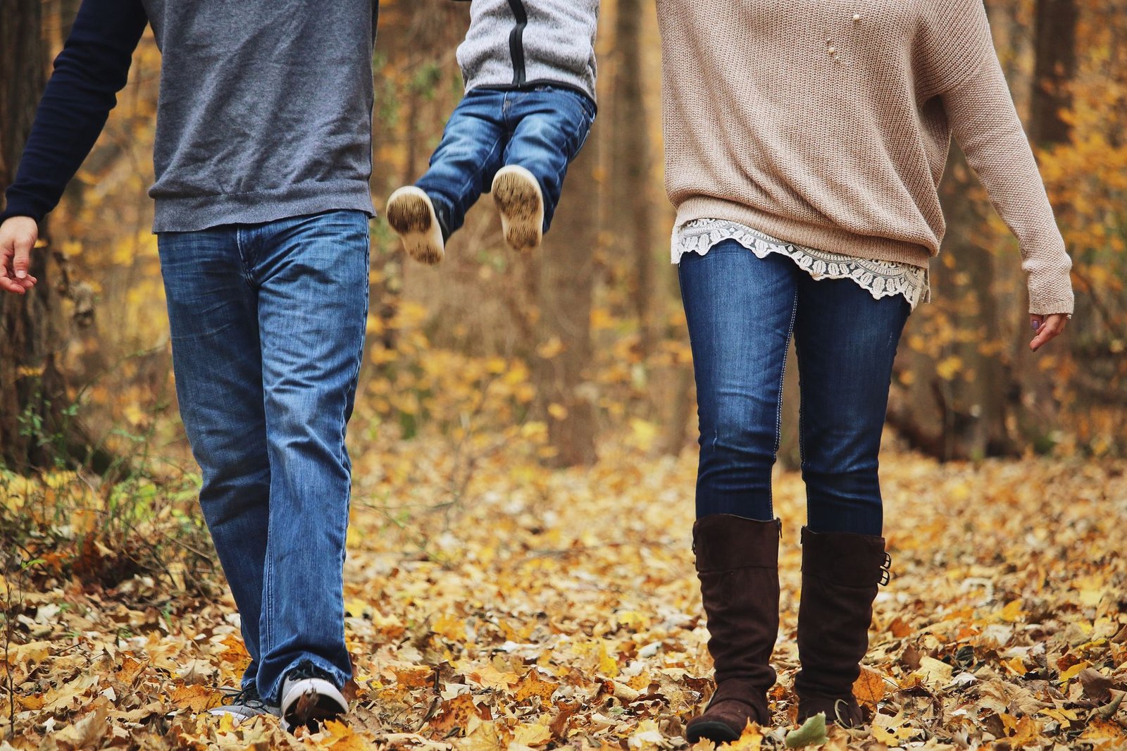 Enfant marchant en forêt à l automne