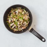 Champignons en cours de cuisson dans une poêle