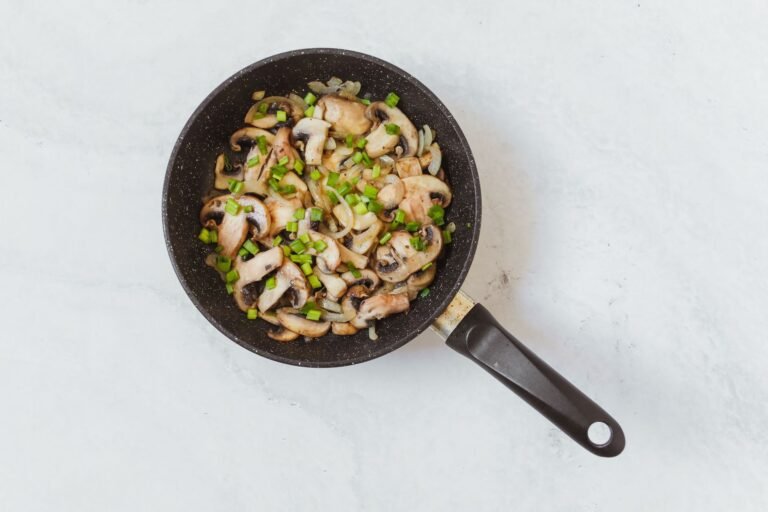 Champignons en cours de cuisson dans une poêle