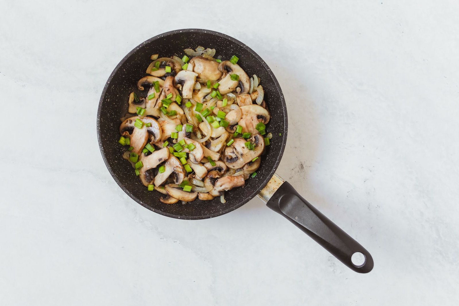 Champignons en cours de cuisson dans une poêle