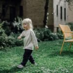 Enfant jouant sur une pelouse de jardin