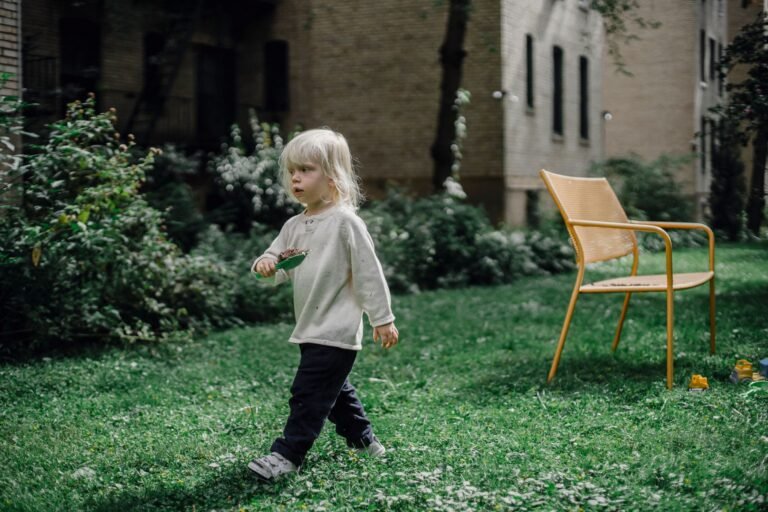 Enfant jouant sur une pelouse de jardin