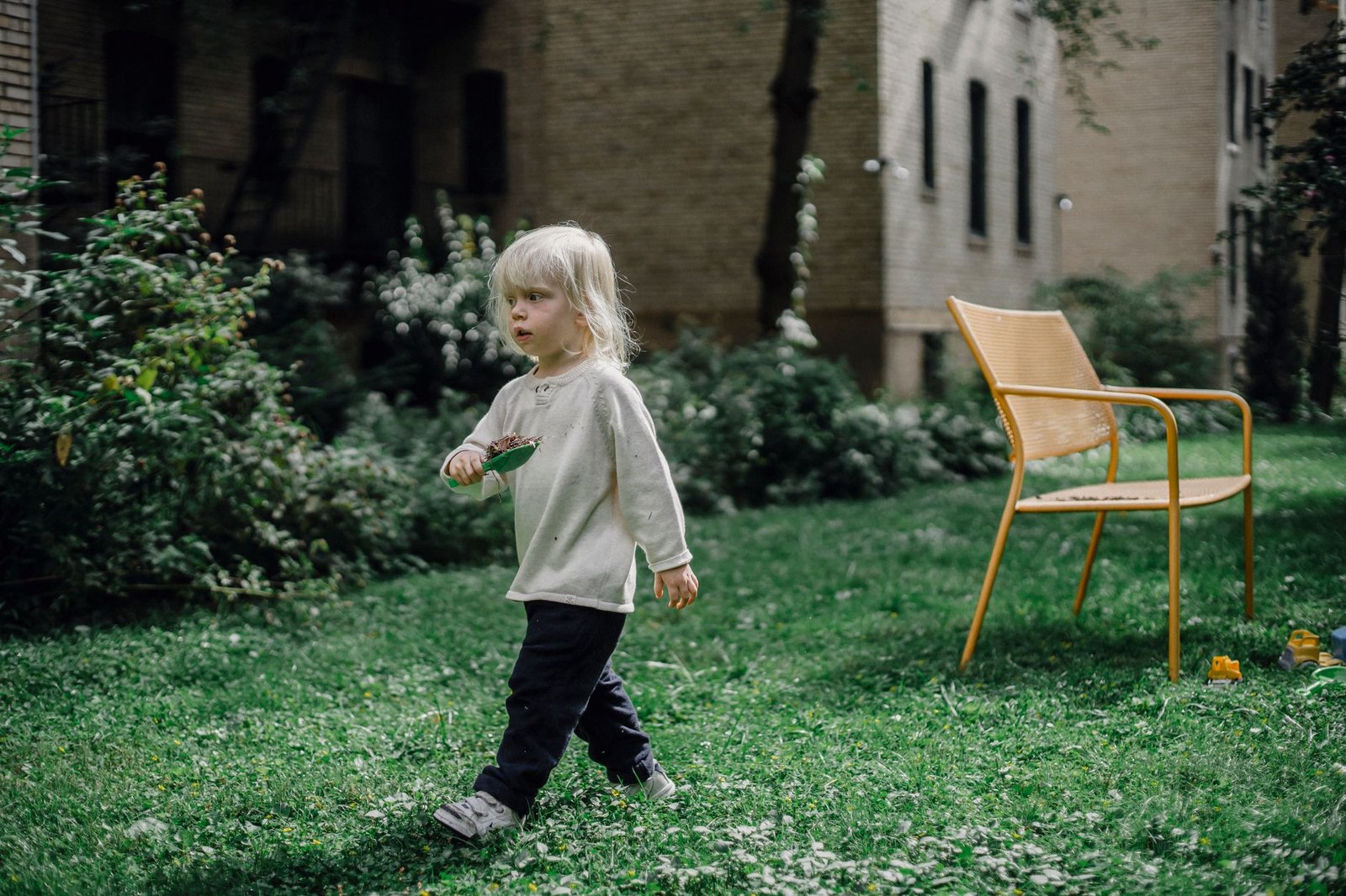 Enfant jouant sur une pelouse de jardin