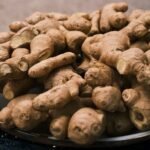 Rhizomes de gingembre frais dans un bol
