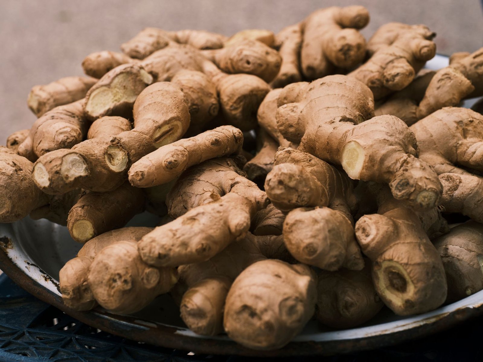 Rhizomes de gingembre frais dans un bol