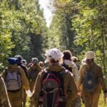 Groupe de promeneurs en forêt