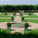 Jardin a la francaise avec pelouse tondue et buis tailles