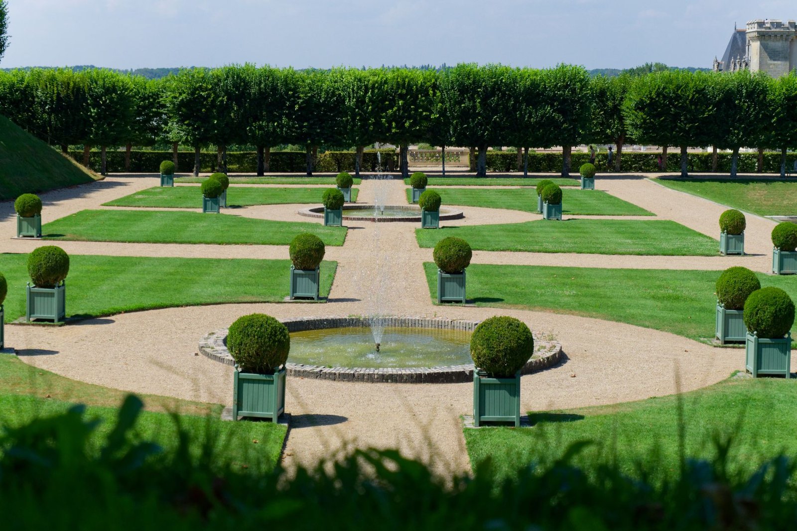 Jardin a la francaise avec pelouse tondue et buis tailles